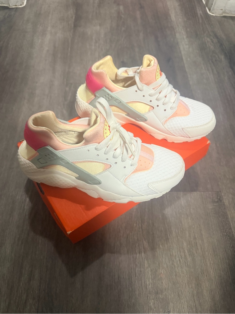 Women’s huaraches White and Pink Athletic Sneakers